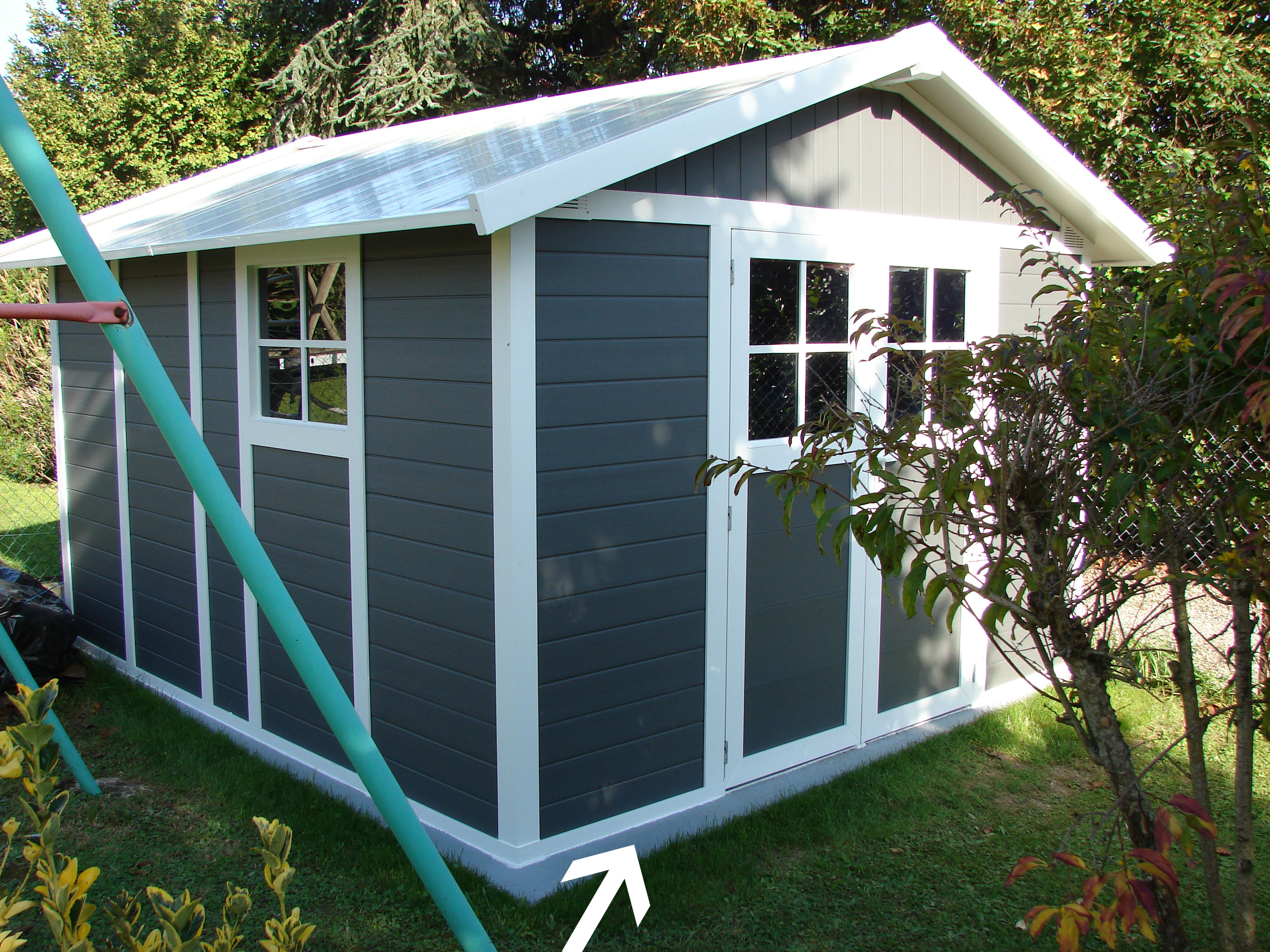 Garantissez l’étanchéité de votre abri de jardin sur dalle béton avec le joint en silicone